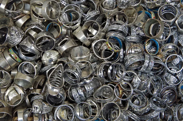 Yukarıdan karışık karışık metalik Yüzükler görünümü