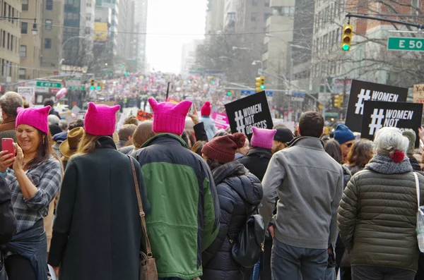 Nova York, Nova York, EUA 21 de janeiro de 2017: Protestantes se reúnem para a marcha das mulheres em Manhattan, Nova York . — Fotografia de Stock