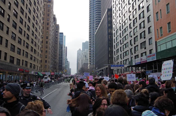 여자의 3 월 뉴욕 맨하탄, 뉴욕, 뉴욕, 미국-1 월 21 일, 2017: 시위대 수집. — 스톡 사진