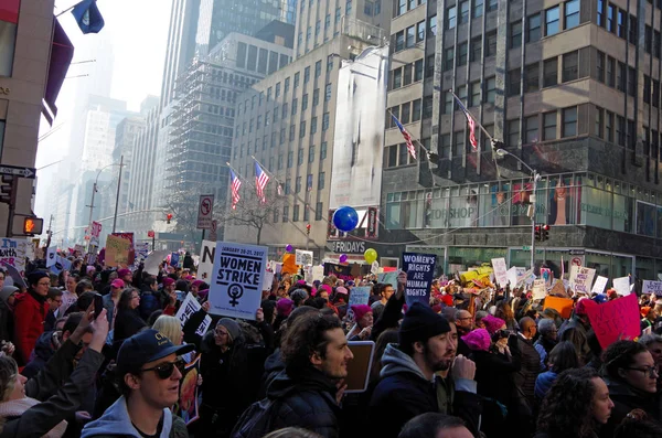 Nowy Jork, Nowy Jork, Stany Zjednoczone Ameryki - 21 stycznia 2017: demonstranci zbierają dla kobiet marca w Manhattan, New York. — Zdjęcie stockowe