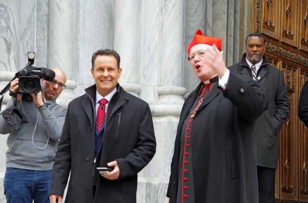 New York, New York - Aralık yirmi birinci: Kardinal Timothy Dolan ve Brian Kilmeade Fox Haber St Patrick's Cathedral NYC merdivenlerde. 21st Aralık 2016 St. Patrick Katedrali arasında 50 ve 51'inci Cadde, Nyc Beşinci cadde üzerinde