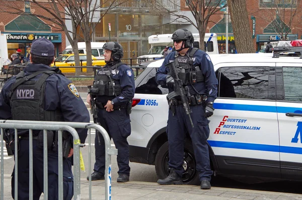 New York, New York - Aralık yirmi birinci: New York City polis departmanı terörle mücadele Union Square Noel markette konuşlanmış Bürosu. 21st Aralık 2016, Union Square Doğu arasında 14 ve 15 Street, Nyc