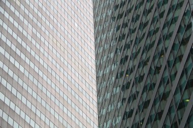 Yüksek katlı binalar mimari yansımaları kesişen Nyc