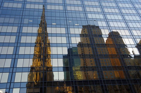 NYC intersecando edificios de gran altura reflexiones arquitectónicas — Foto de Stock