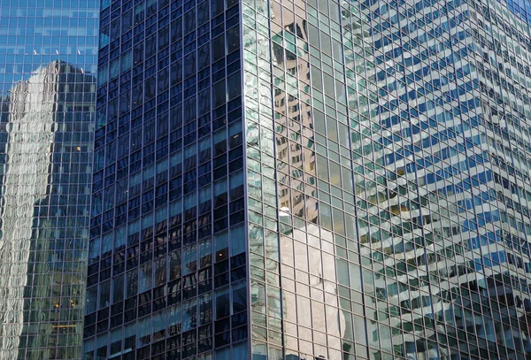 NYC cruzando edifícios altos reflexões arquitetônicas — Fotografia de Stock