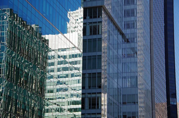 ニューヨークの高層ビル建築の反射を交差します。 — ストック写真
