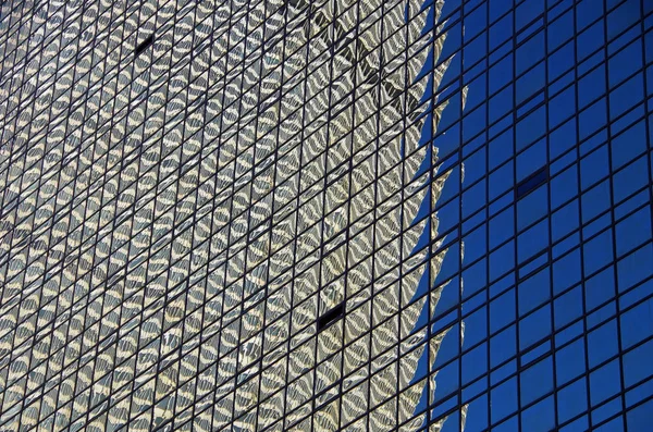 NYC cruzando edifícios altos reflexões arquitetônicas — Fotografia de Stock