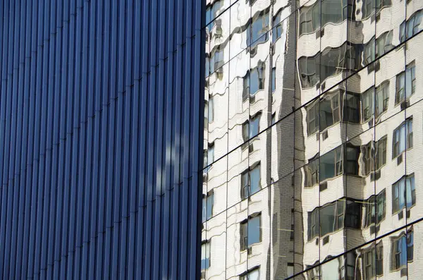 NYC cruzando edifícios altos reflexões arquitetônicas — Fotografia de Stock