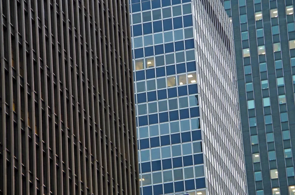 ニューヨークの高層ビル建築背景を交差します。 — ストック写真