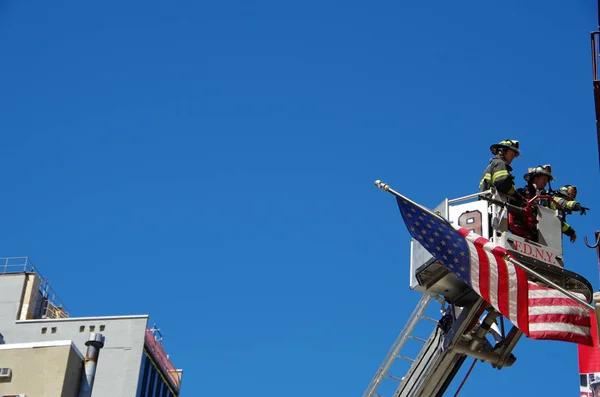 New York City-8 April: Fdny utbildning med tornet stege 9 på Great Jones Street, Nyc. 8 april 2017. — Stockfoto