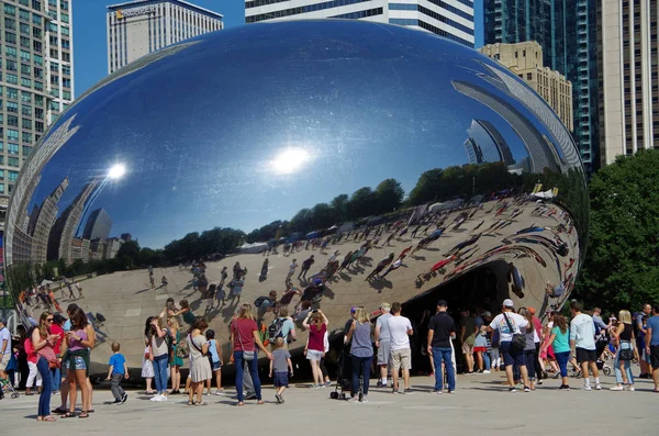 Chicago, IL, United States - September 3, 2017: Cloud Gate in Chicago 's Millennium Park . — стоковое фото