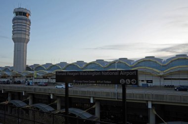  Washington Dc metro işareti ve Ronald Reagan National airport için kontrol kulesi.
