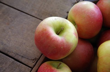 Kırmızı elma ahşap çiftlik kasalarda Kazıklı 