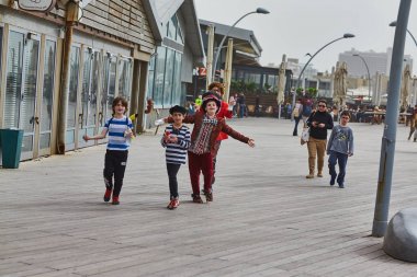 Tel Aviv - 20 Şubat 2017: İsrail d kostümleri giyen insanlar