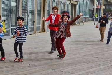 Tel Aviv - 20 Şubat 2017: İsrail d kostümleri giyen insanlar
