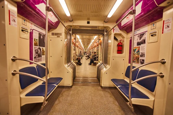 Москва - 10 января 2017: Внутренний вагон метро в Москве — стоковое фото
