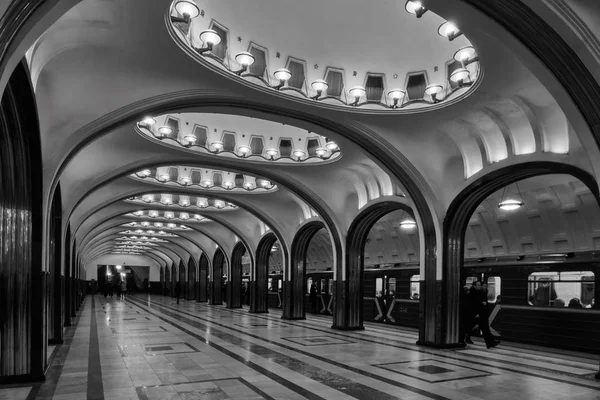 Moscou - 10 janvier 2017 : Station de métro Mayakovskaya au pair — Photo
