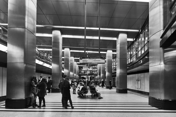 Moscou - 10 janvier 2017 : Des gens attendent le train à Moscou — Photo