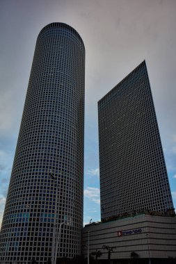 Tel Aviv - 22 Ocak 2017: Azrieli alışveriş merkezi gündüz