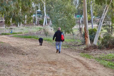 Ganey Aviv - 02 Aralık 2016: f onun köpek ile bir adam girer