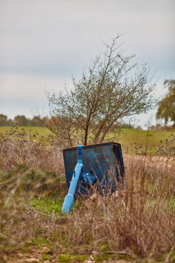 Doğa geçmişi olan büyük metal boru 