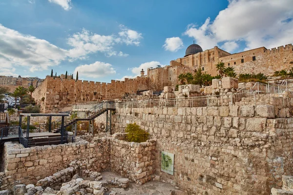 Jerusalén - 11 de noviembre de 2016: Muralla de la Ciudad Vieja, Jerusalén — Foto de Stock
