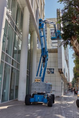 Tel-Aviv - 4 Aralık, 2016: Yükseklik işçi Tel Aviv'de düzeltmek bir BÜ