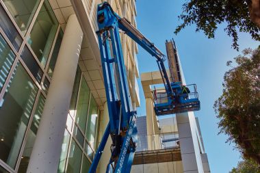 Tel-Aviv - 4 Aralık, 2016: Yükseklik işçi Tel Aviv'de düzeltmek bir BÜ
