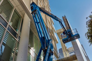 Tel-Aviv - 4 Aralık, 2016: Yükseklik işçi Tel Aviv'de düzeltmek bir BÜ