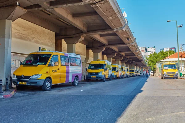Tel-Aviv - 4 December, 2016: Service taxi parking at the central — Stock Photo, Image