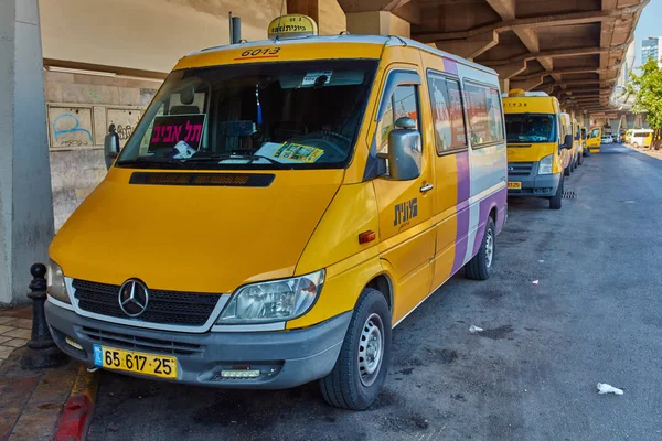 テルアビブ - 2016 年 12 月 4 日: 中央駐車場サービス タクシー — ストック写真