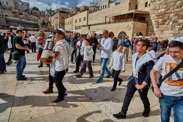 Иерусалим - 15 ноября, 2016: Многие люди участвуют в Бар-Мицве — стоковое фото