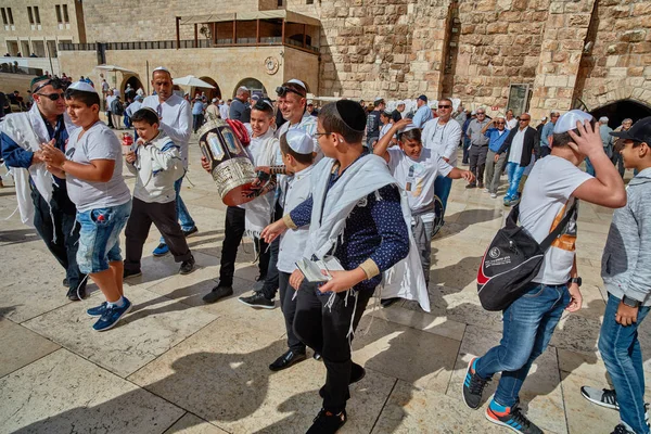 Иерусалим - 15 ноября, 2016: Многие люди участвуют в Бар-Мицве — стоковое фото