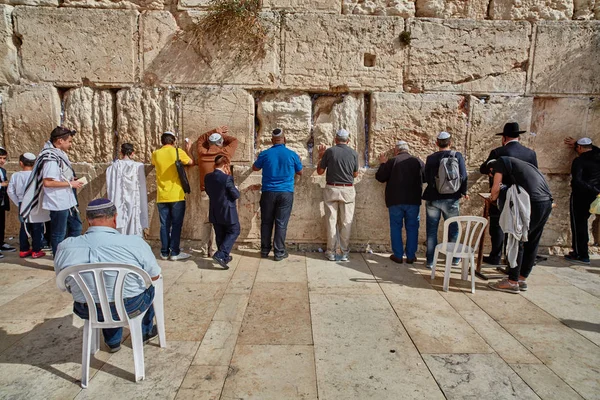 Иерусалим - 15 ноября 2016 года: Мужчины молятся у "Стены плача" " — стоковое фото