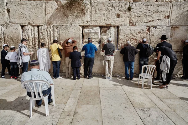 Jeruzalém – 15 listopadu 2016: muži se modlí u zdi nářků"" — Stock fotografie