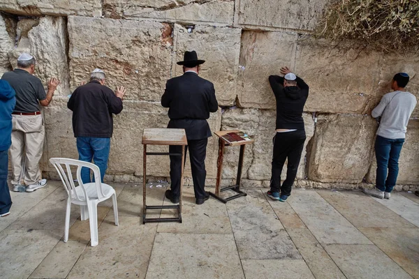 Jerusalém - 15 de novembro de 2016: Homens rezando no "Muro das Lamentações" " — Fotografia de Stock