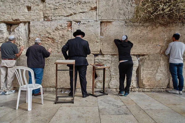 Иерусалим - 15 ноября 2016 года: Мужчины молятся у "Стены плача" " — стоковое фото