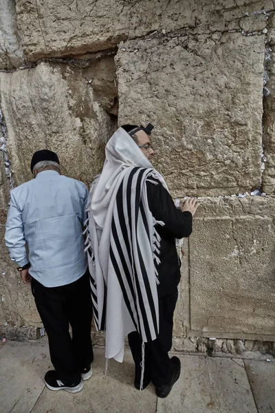 Jerusalém - 15 de novembro de 2016: Homens rezando no "Muro das Lamentações" " — Fotografia de Stock