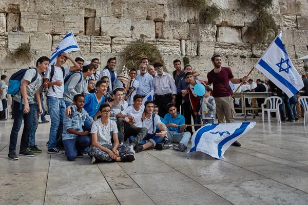 Jerusalém - 15 de novembro de 2016: Muitas pessoas participam Bar Mitzv — Fotografia de Stock
