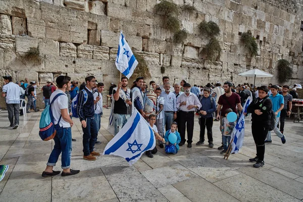 Jerusalém - 15 de novembro de 2016: Muitas pessoas participam Bar Mitzv — Fotografia de Stock