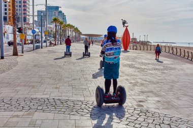 Tel-Aviv - 4 Aralık, 2016: bir segway turist tur Te