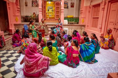 Vrindavan, 22 Ekim 2016: Kadınlar ilahiyi içinde bir temple'nın y Grup