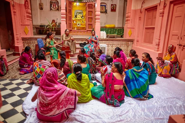 Vrindavan, 22 October 2016: Group of women chant in a temple's y — Stock Photo, Image