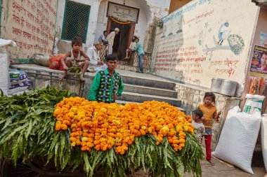 Vrindavan, 22 Ekim 2016: çiçek satıcı Vrind sokakta
