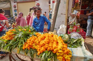 Vrindavan, 22 Ekim 2016: çiçek satıcı Vrind sokakta