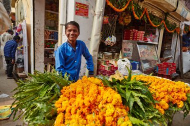 Vrindavan, 22 Ekim 2016: çiçek satıcı Vrind sokakta