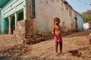 Vrindavan, 22 Ekim 2016: küçük Hintli çocuk sokakta V