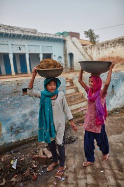 Vrindavan, 22 Ekim 2016: sepetleri, Vrind taşıyan iki kadın