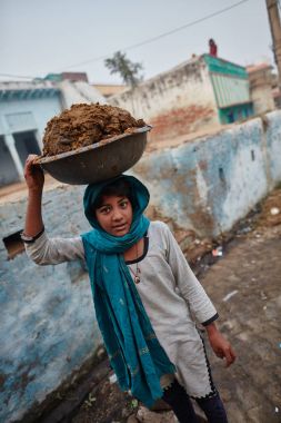 Vrindavan, 22 Ekim 2016: sepetleri, Vrind taşıyan iki kadın