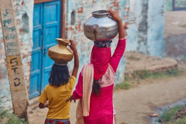Vrindavan, 22 Ekim 2016: kavanoz onların hea üzerinde taşıyan iki kadın